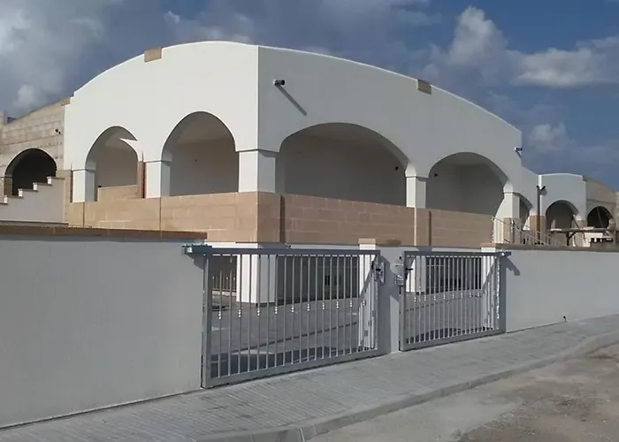Vistamare2: Beachfront Retreat with BBQ and Exclusive Parking